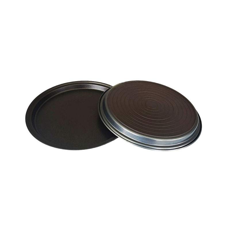 What special designs does the microwave oven baking tray have for safe use?