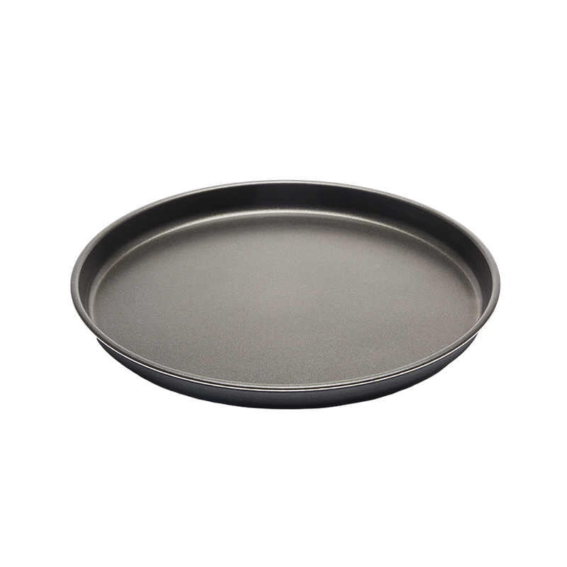 How does the edge curvature design of a microwave oven baking tray balance splash protection needs and ease of cleaning?