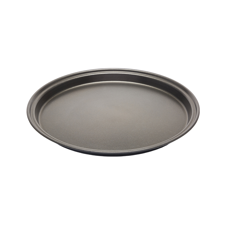 What is the design principle behind the spill-proof edge structure of a microwave oven baking tray?