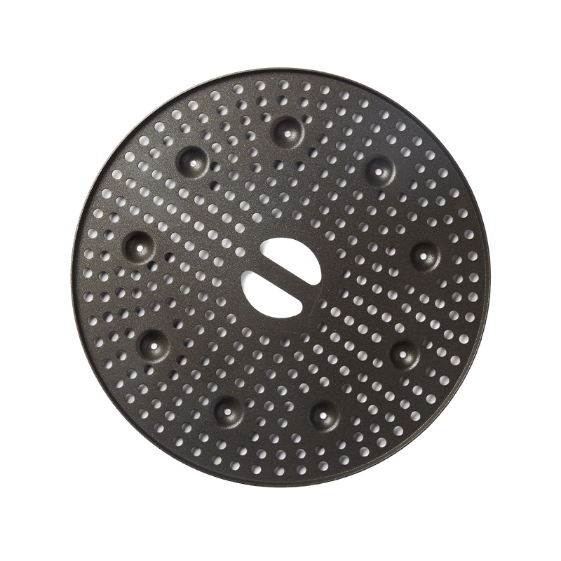 What is the function of the textured bottom design on a microwave oven baking tray in terms of heating?